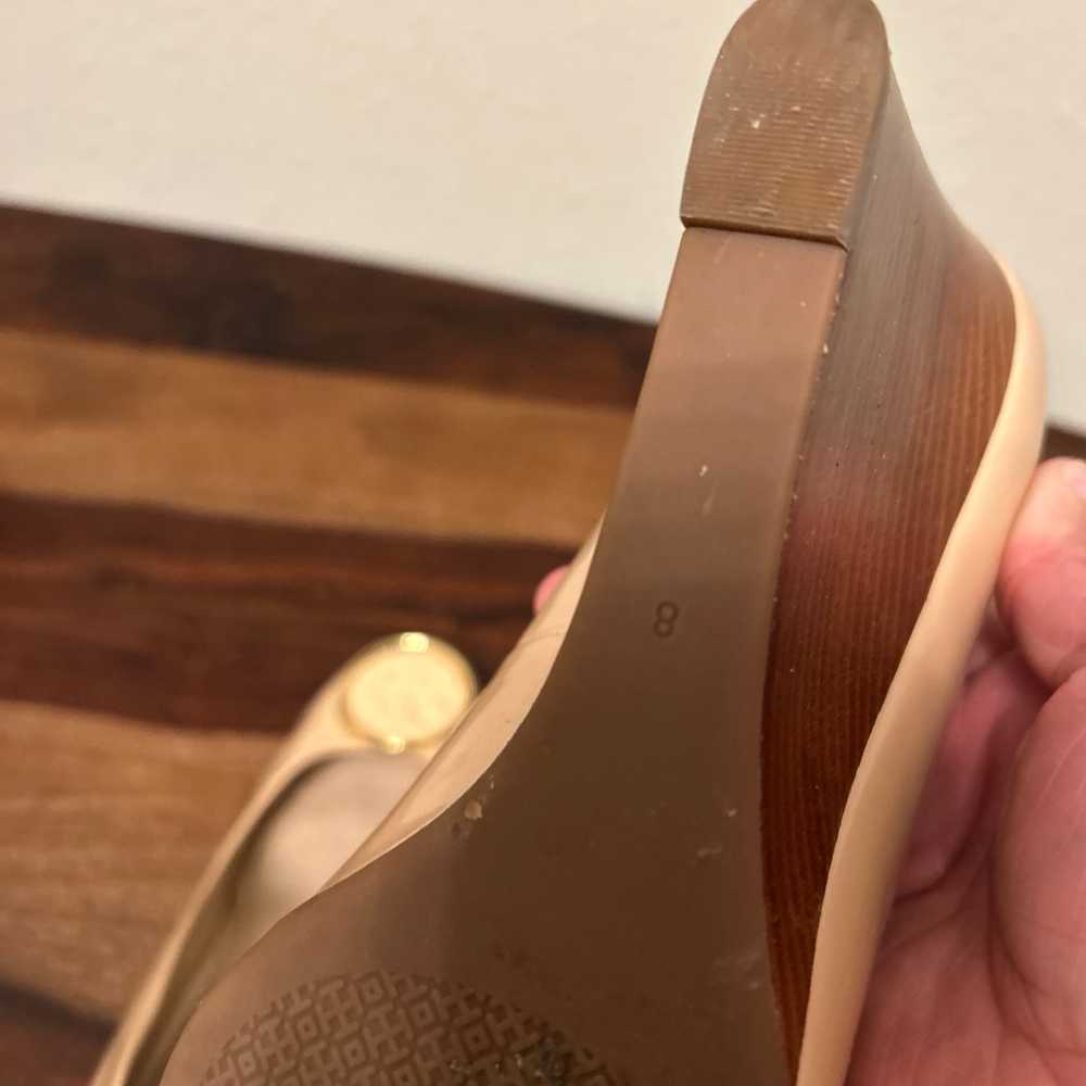 TORY BURCH 8 Patent Leather Neutral Tan Wedges - image 11