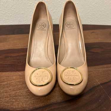 TORY BURCH 8 Patent Leather Neutral Tan Wedges - image 1