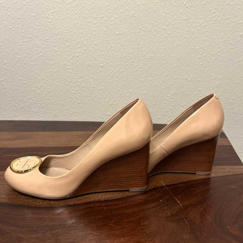 TORY BURCH 8 Patent Leather Neutral Tan Wedges - image 3