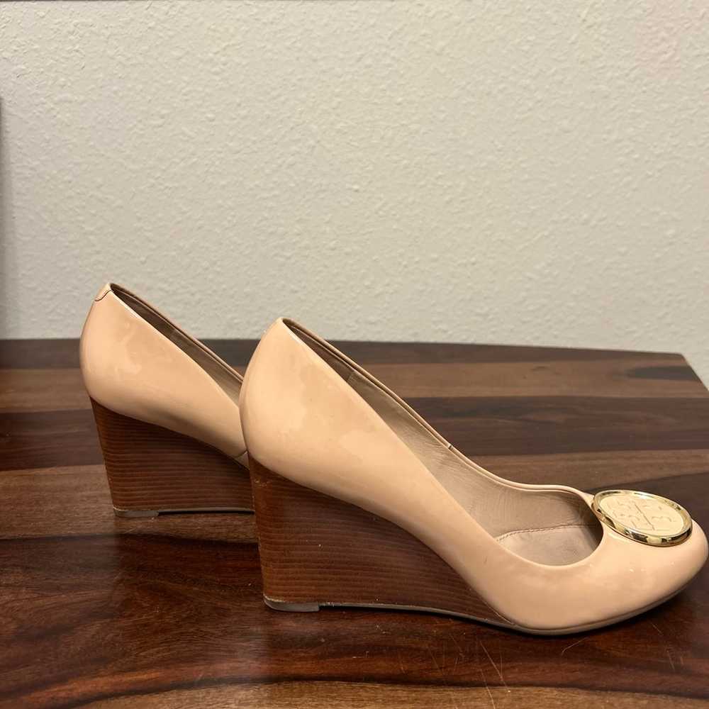 TORY BURCH 8 Patent Leather Neutral Tan Wedges - image 4