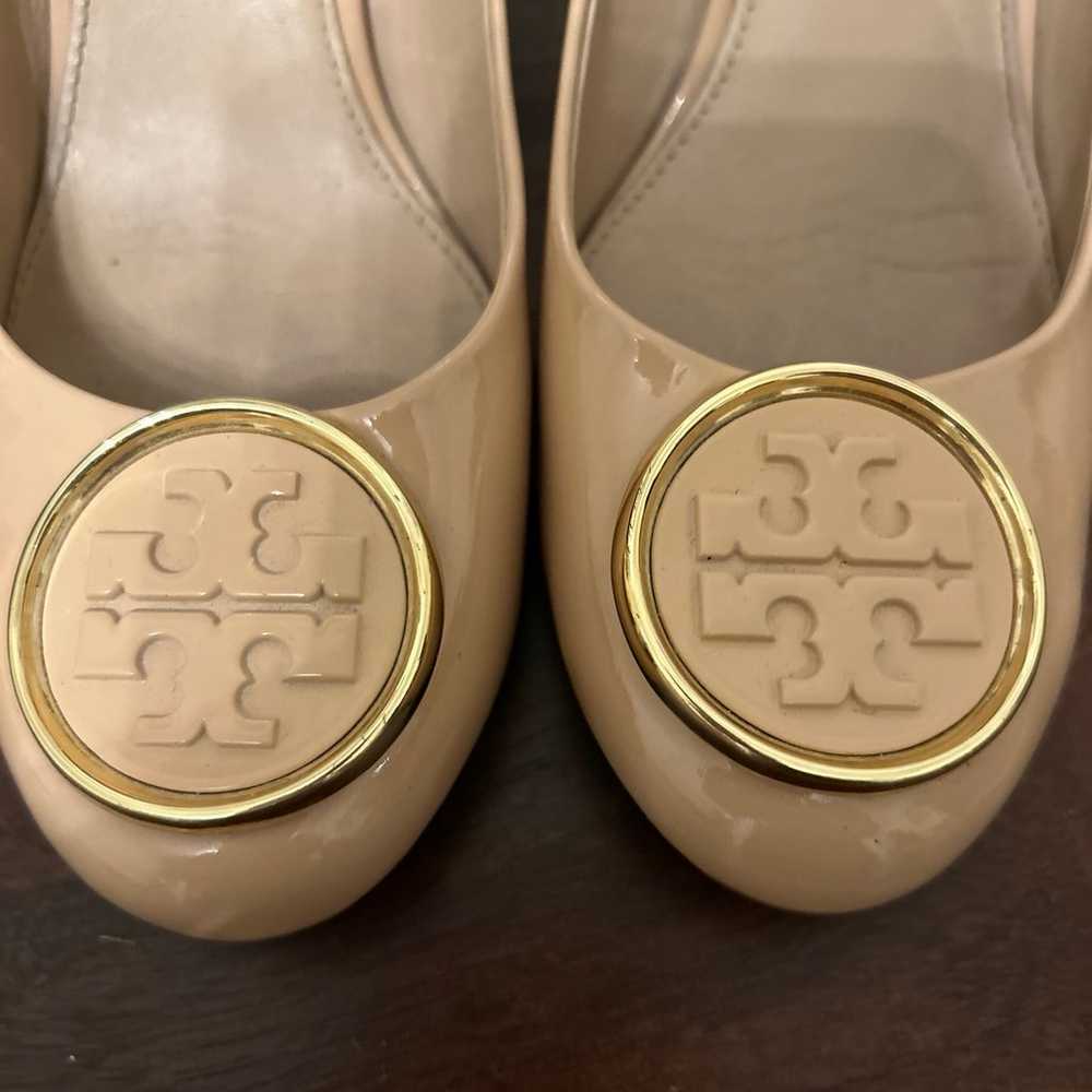 TORY BURCH 8 Patent Leather Neutral Tan Wedges - image 8