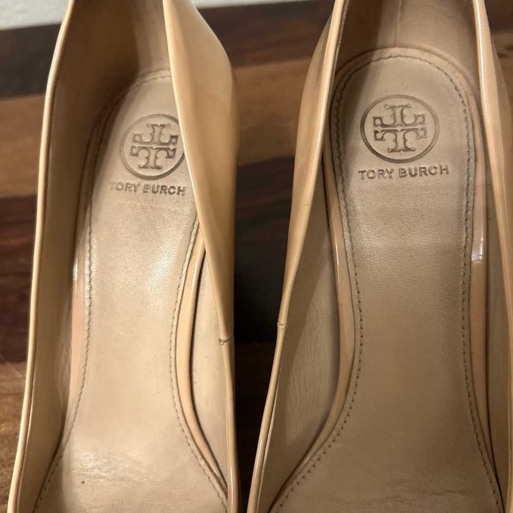 TORY BURCH 8 Patent Leather Neutral Tan Wedges - image 9