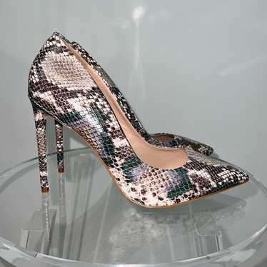 STEVE MADDEN SNAKE SKIN PUMPS