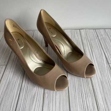 Bandolino Women’s RAINAA Pumps in Cafe Latte SZ 8… - image 1