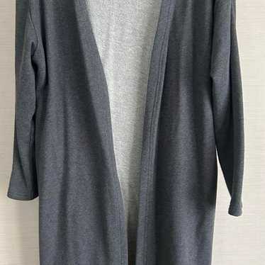 Gray long cardigan with long sleeves and pockets.