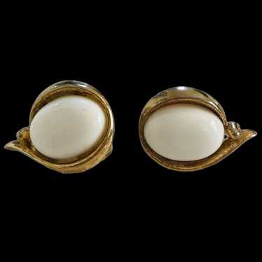 Vintage TRIFARI Oval Gold White Clip On Earrings … - image 1