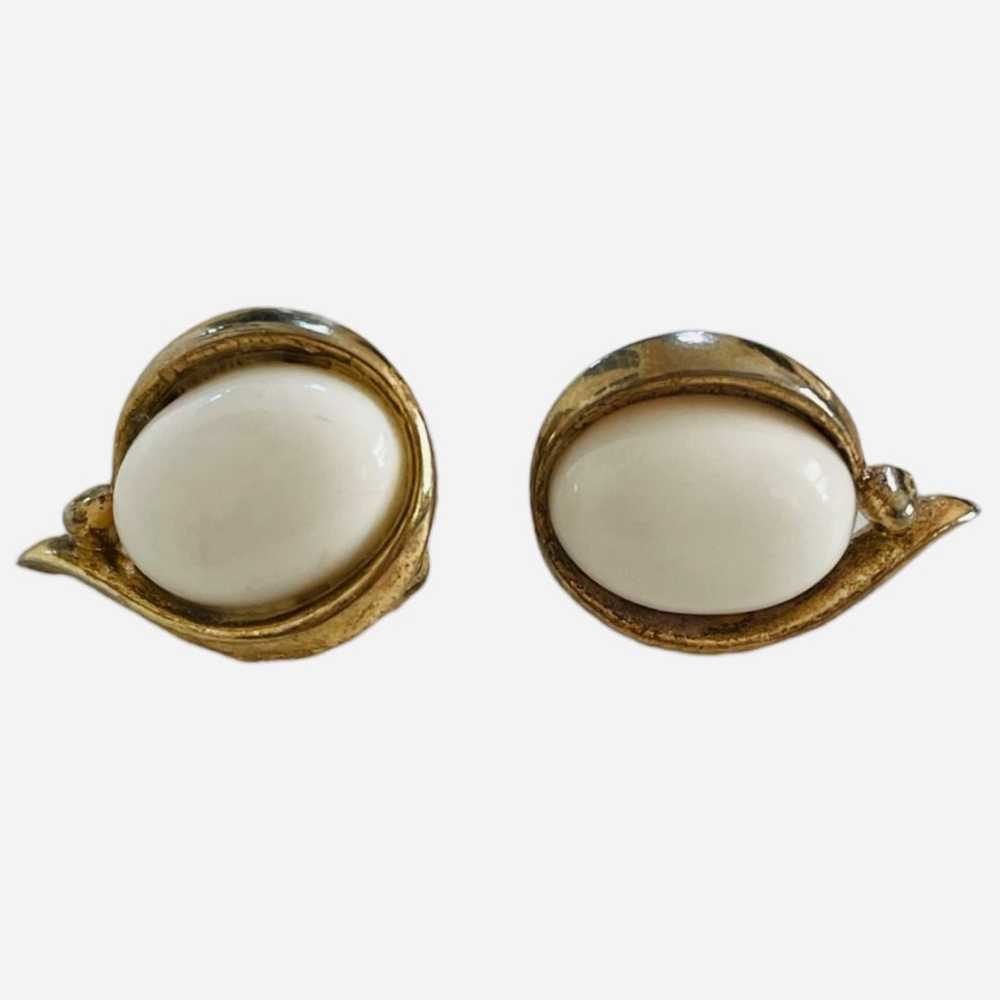 Vintage TRIFARI Oval Gold White Clip On Earrings … - image 2