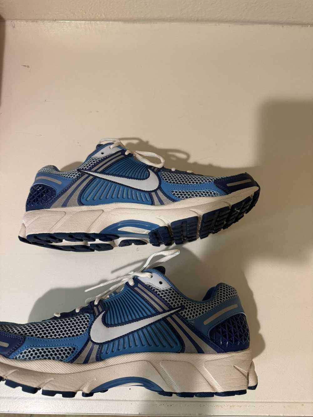 Nike NIKE Zoom Vomero 5 - WORN BLUE - image 7