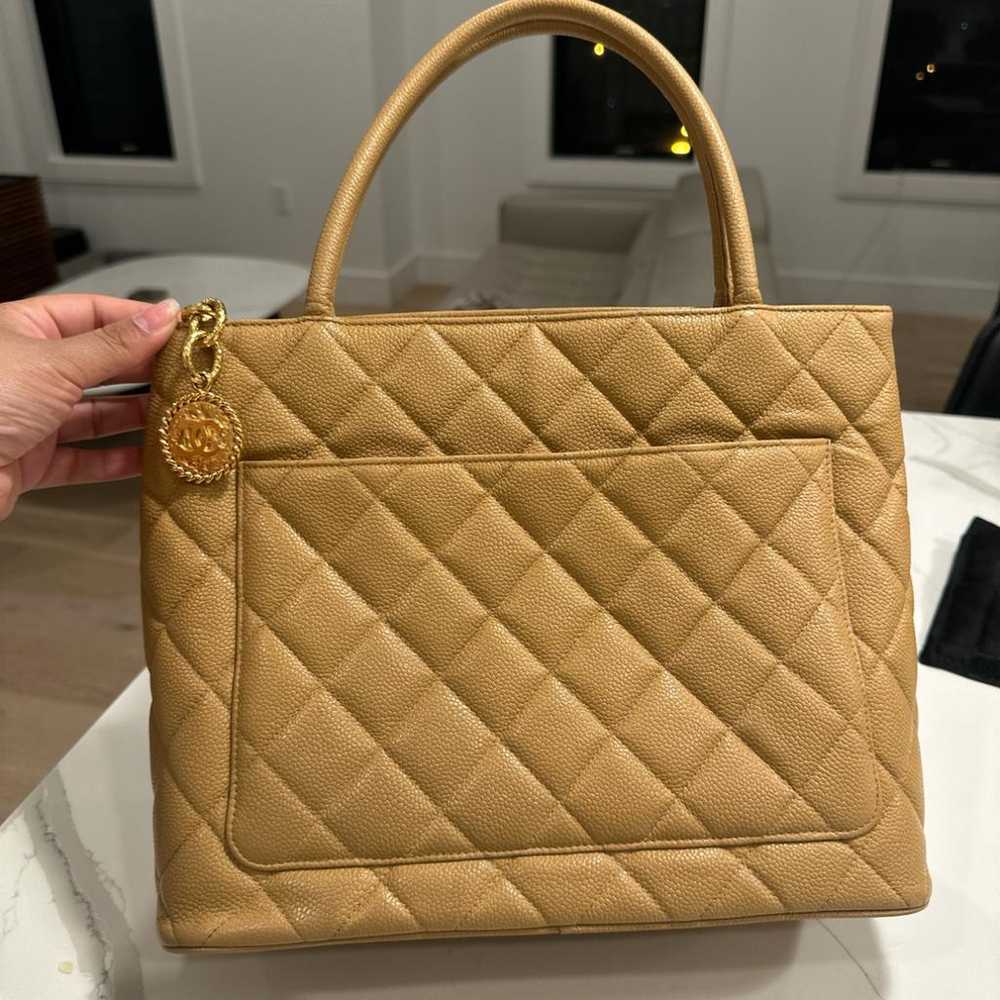 Chanel Médaillon leather tote - image 7