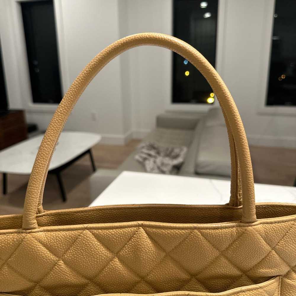 Chanel Médaillon leather tote - image 8