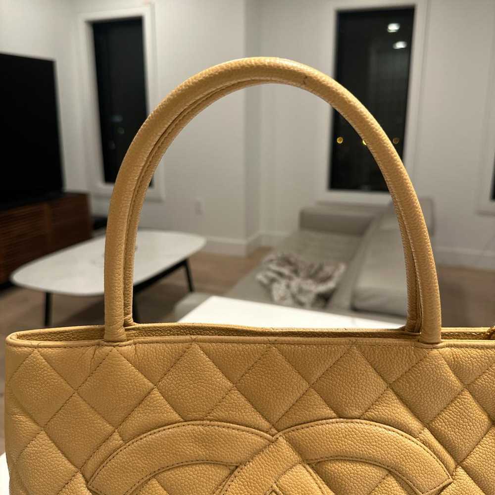 Chanel Médaillon leather tote - image 9