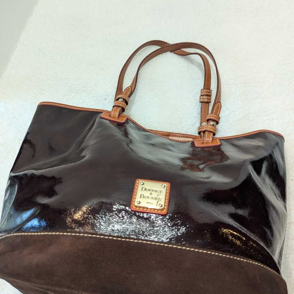 DOONEY AND BOURKE BLACK PATENT LEATHER TOTE W/SUE… - image 11