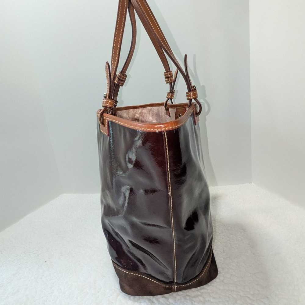 DOONEY AND BOURKE BLACK PATENT LEATHER TOTE W/SUE… - image 4