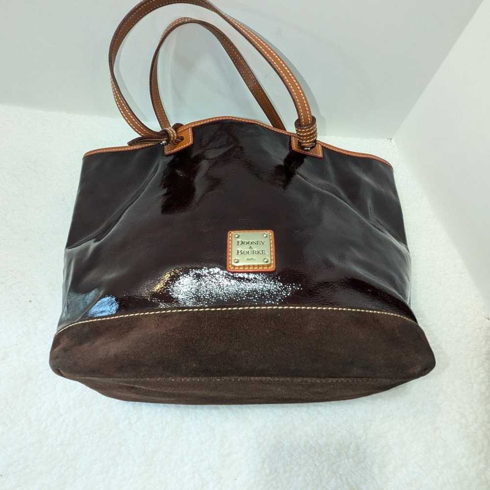 DOONEY AND BOURKE BLACK PATENT LEATHER TOTE W/SUE… - image 6