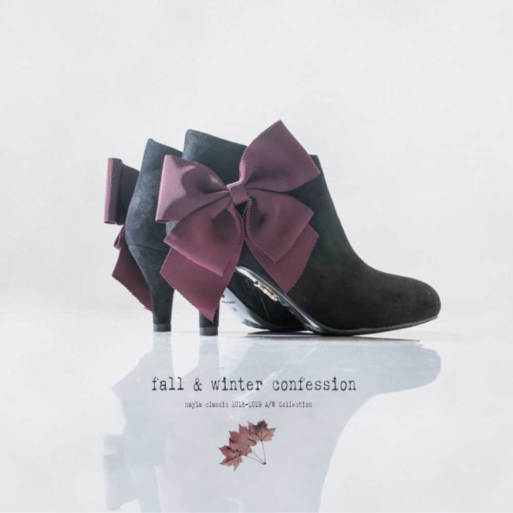 Black suede booties with ribbon. - image 1