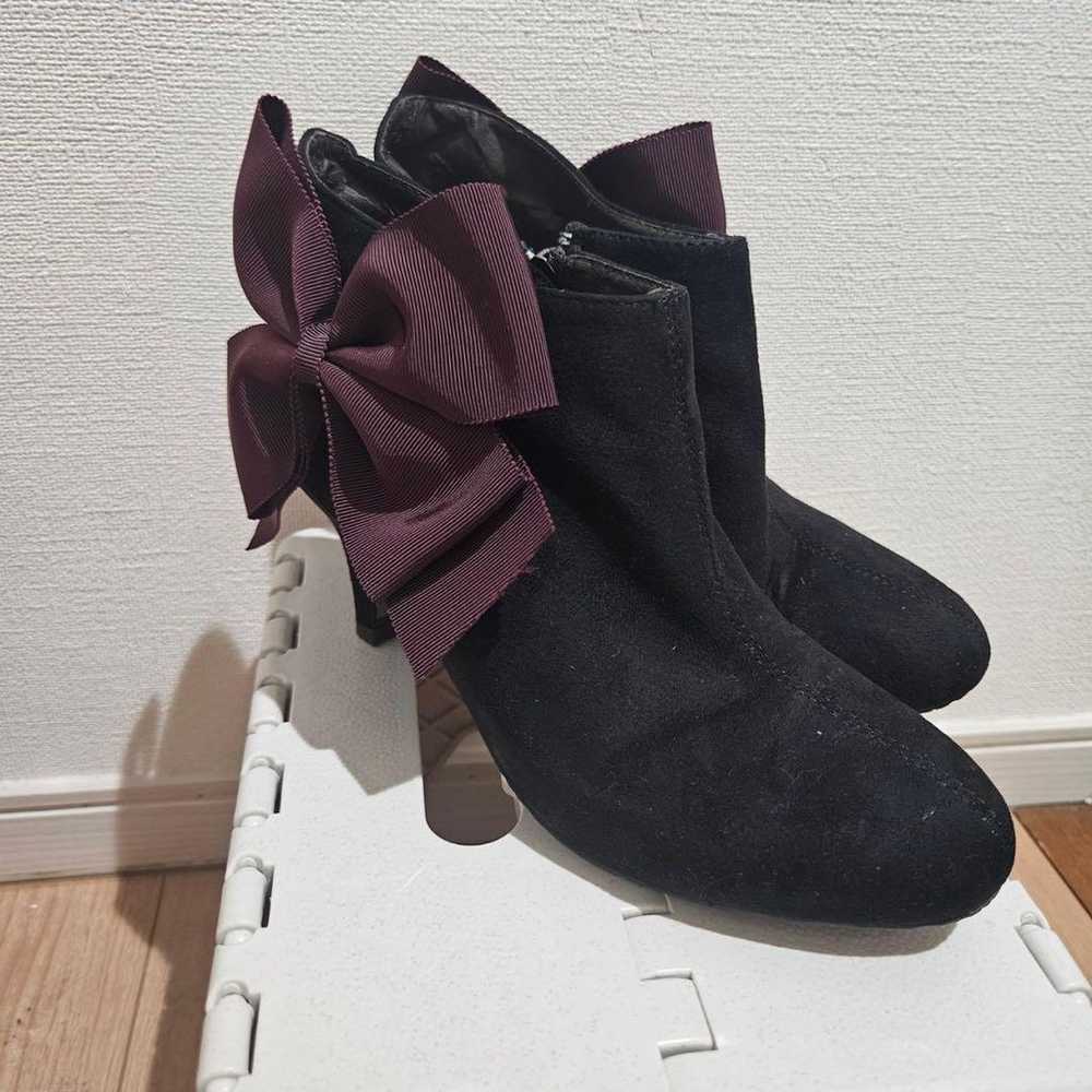 Black suede booties with ribbon. - image 2