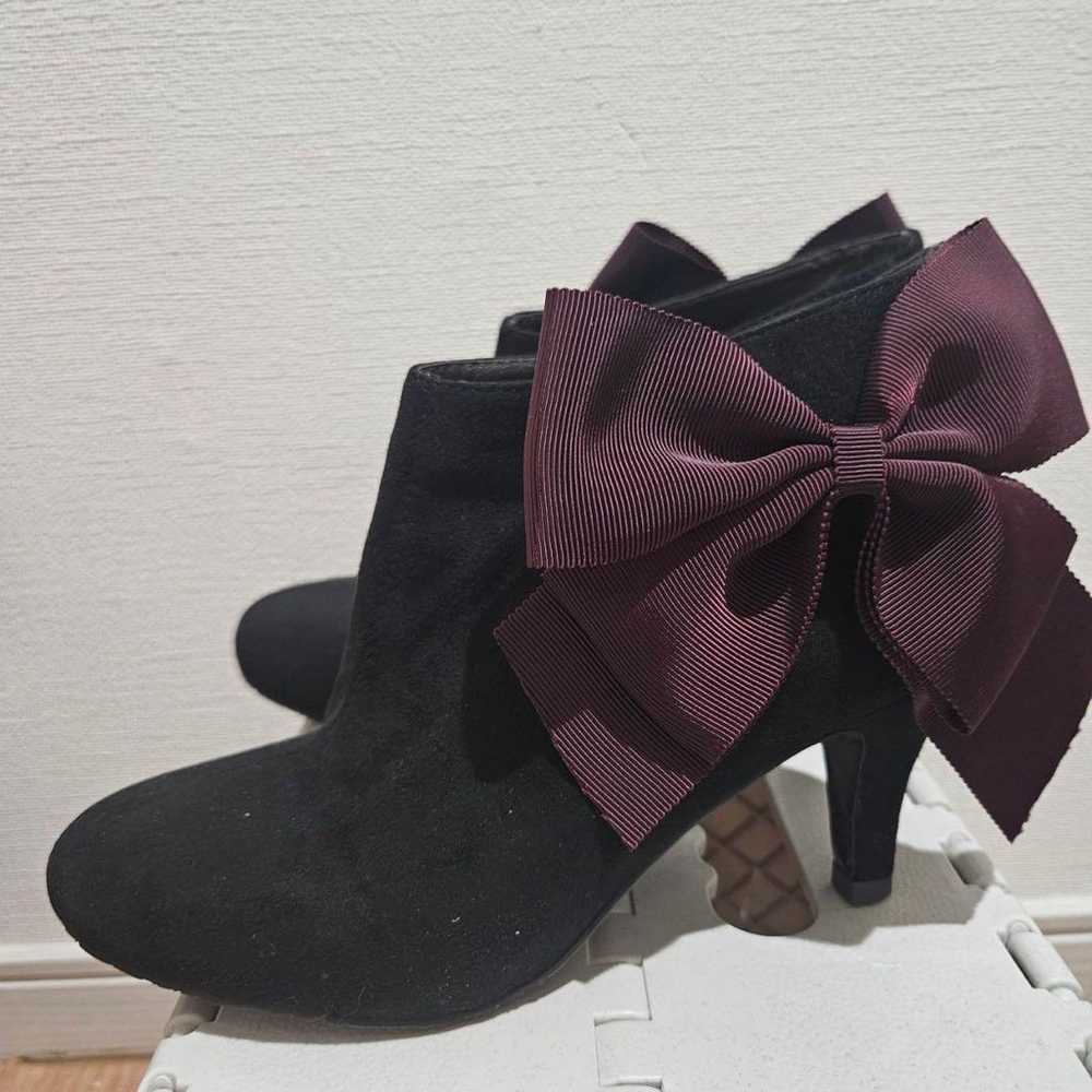 Black suede booties with ribbon. - image 3