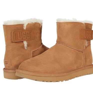 UGG Mini Bailey Graphic Logo Strap