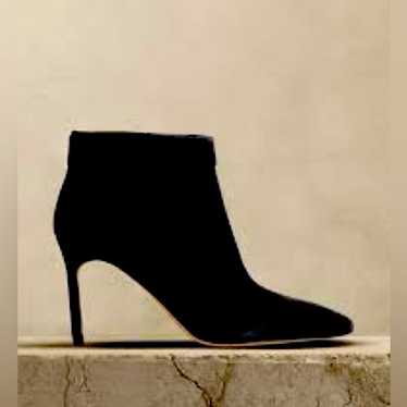 Banana Republic TORRI BLACK SUEDE ANKLE BOOT. SIZE