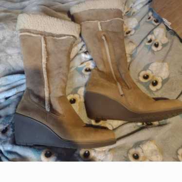 I am selling Ecco shearling boots that were worn … - image 1