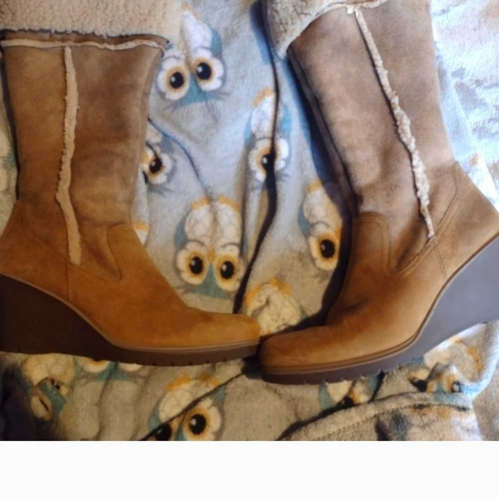 I am selling Ecco shearling boots that were worn … - image 2