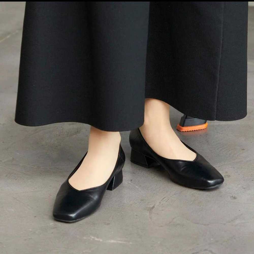 Noyau Square Toe V-Cut Pumps (Black) - image 5