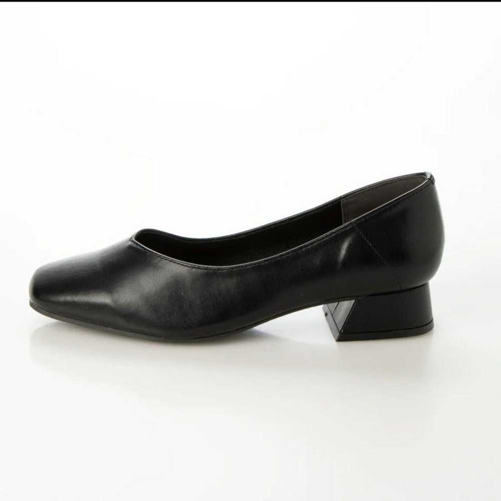 Noyau Square Toe V-Cut Pumps (Black) - image 7