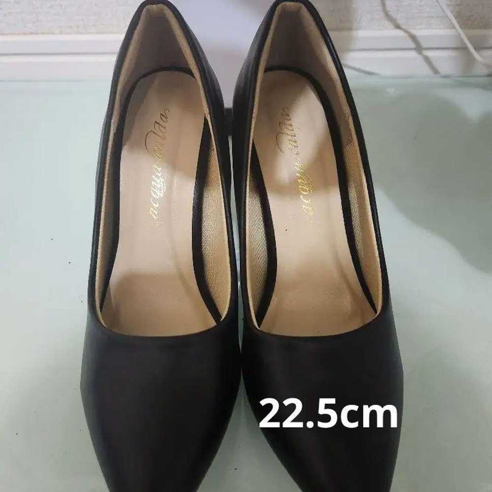 Black pumps. - image 1