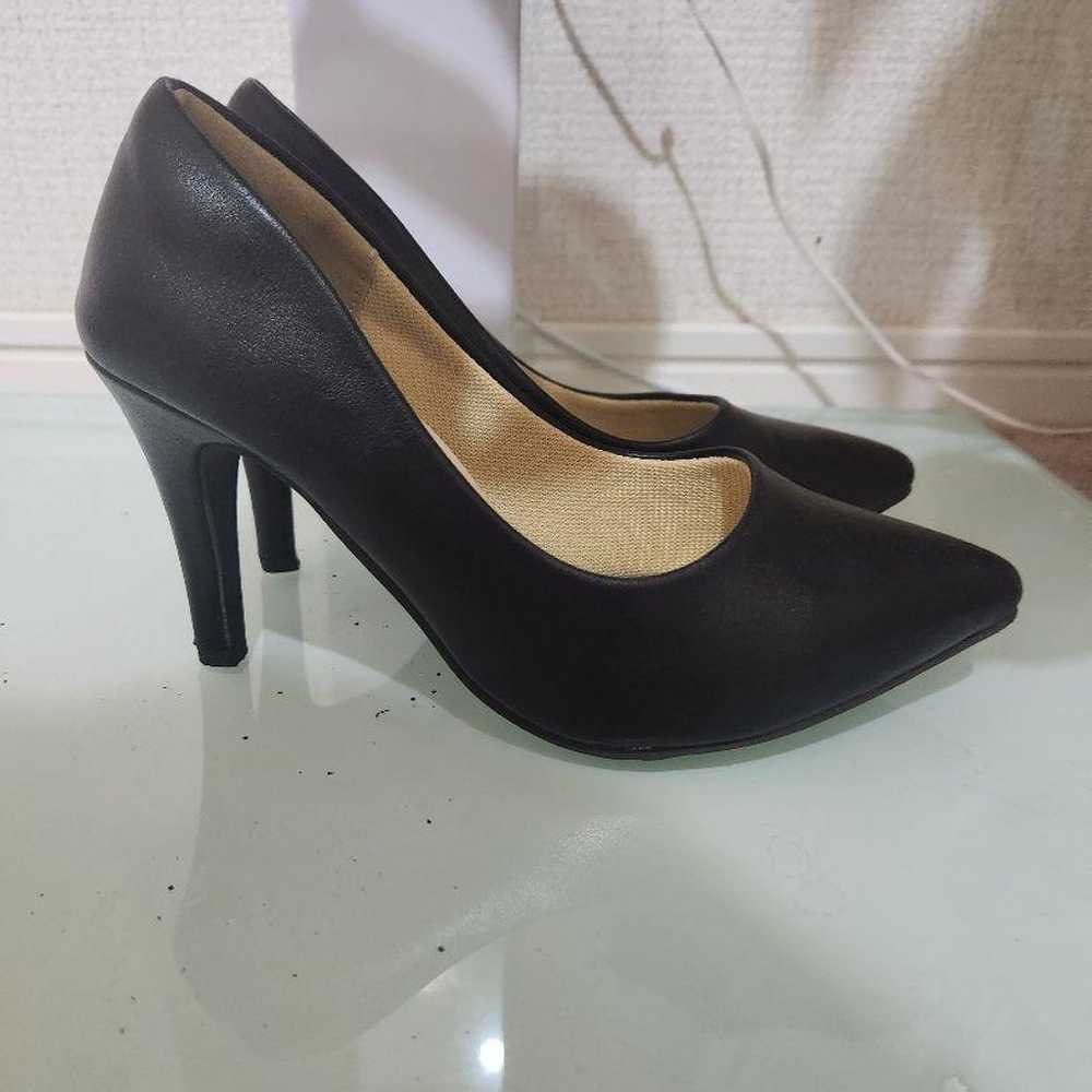 Black pumps. - image 2