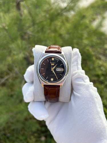 Vintage Automatic 1970s Seiko Mens Watch top with Cream face and Leather Strap!