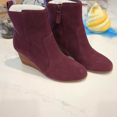 NWOB Violet and Red Women's Burgundy Jay Jay Suede