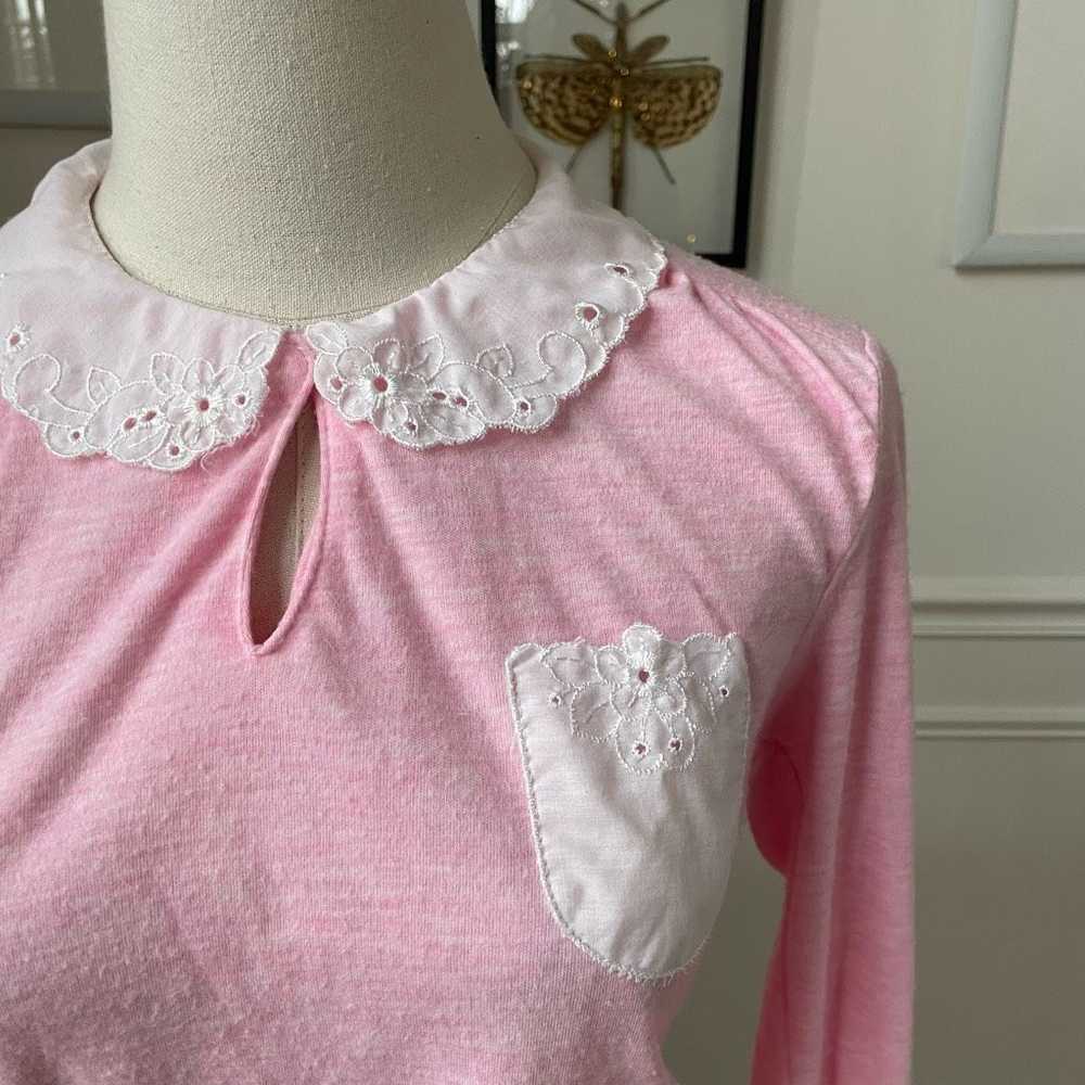 Vintage Vintage 70s Pink Top White Eyelet Lace Pe… - image 3