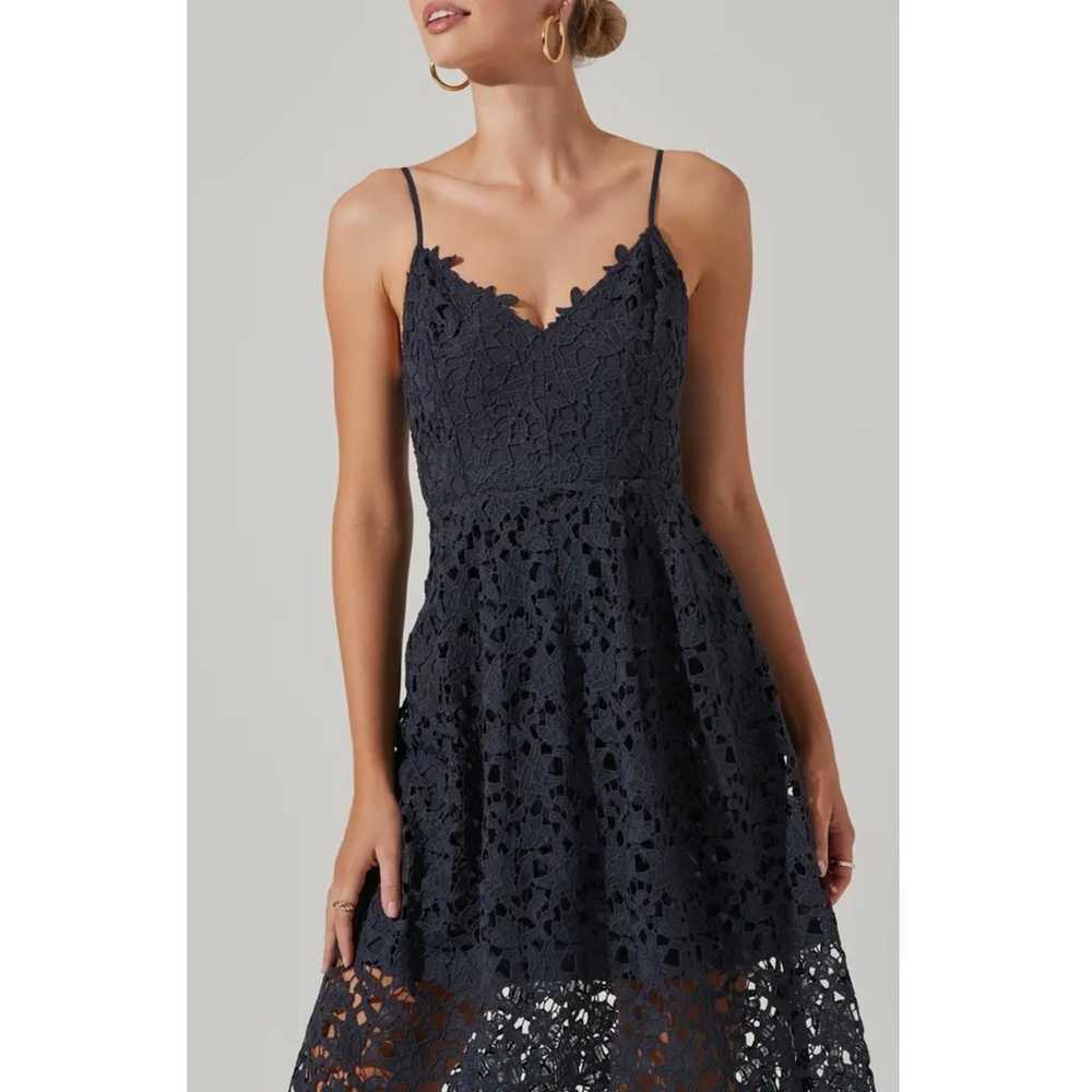 ASTR the Label Lace Sleeveless Midi Dress in Navy… - image 5