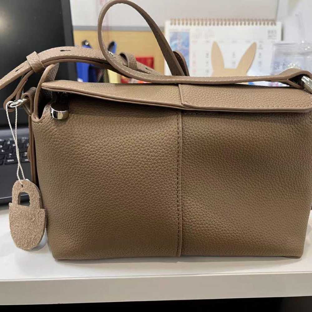 Beige leather shoulder bag with lock. - image 1