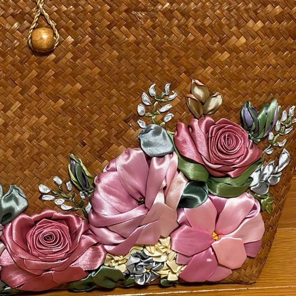 A basket bag embellished with flower embroidery. - image 3