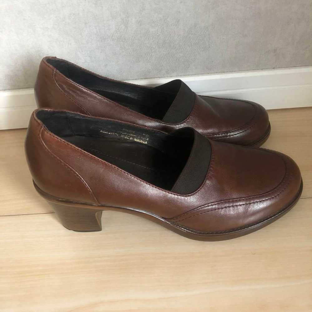 DANSKO leather pumps in brown. - image 5