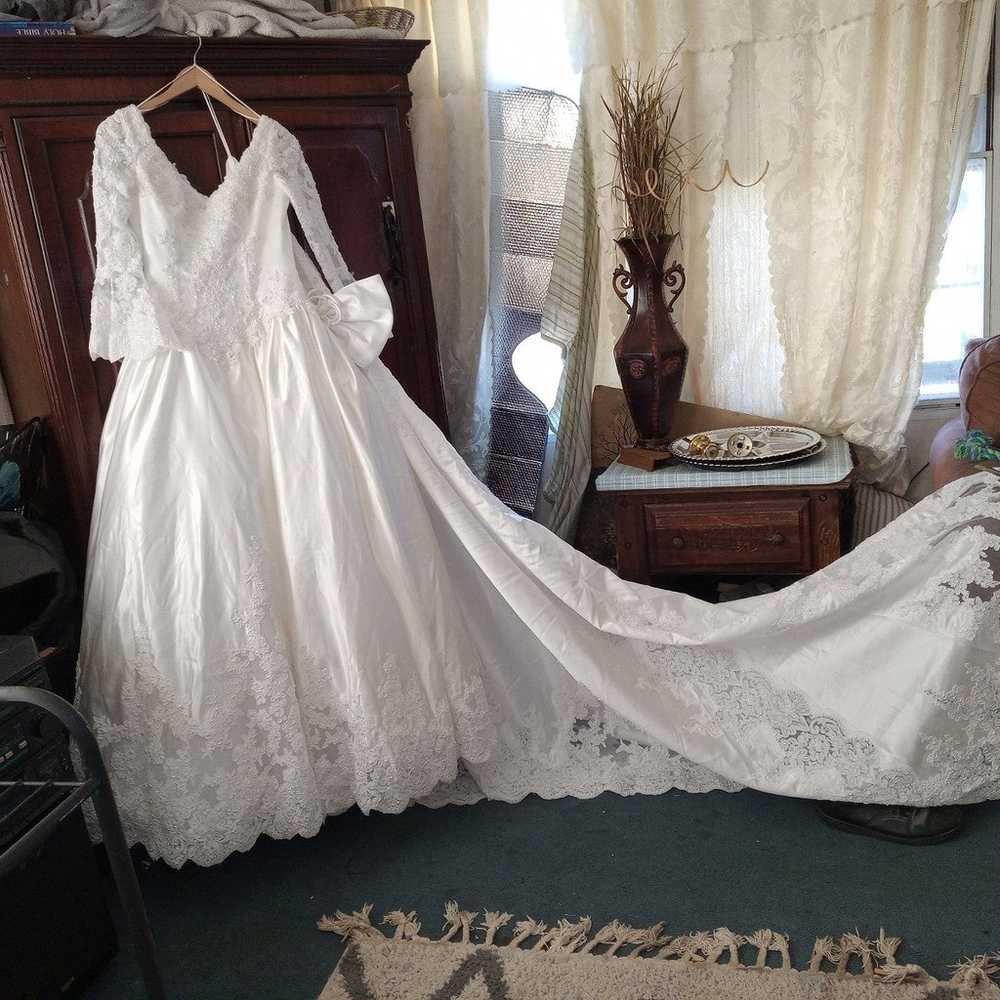 Wedding dress size 6 - image 2