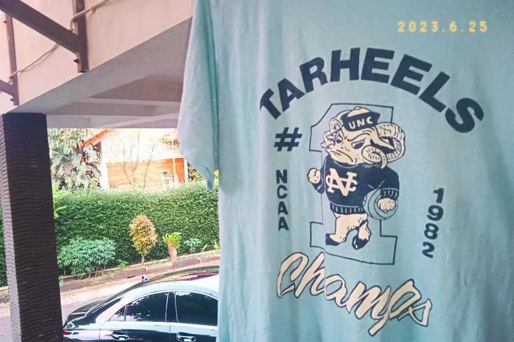 Vintage Vintage 1982 NCAA CHAMPIONS UNC TARHEELS … - image 3