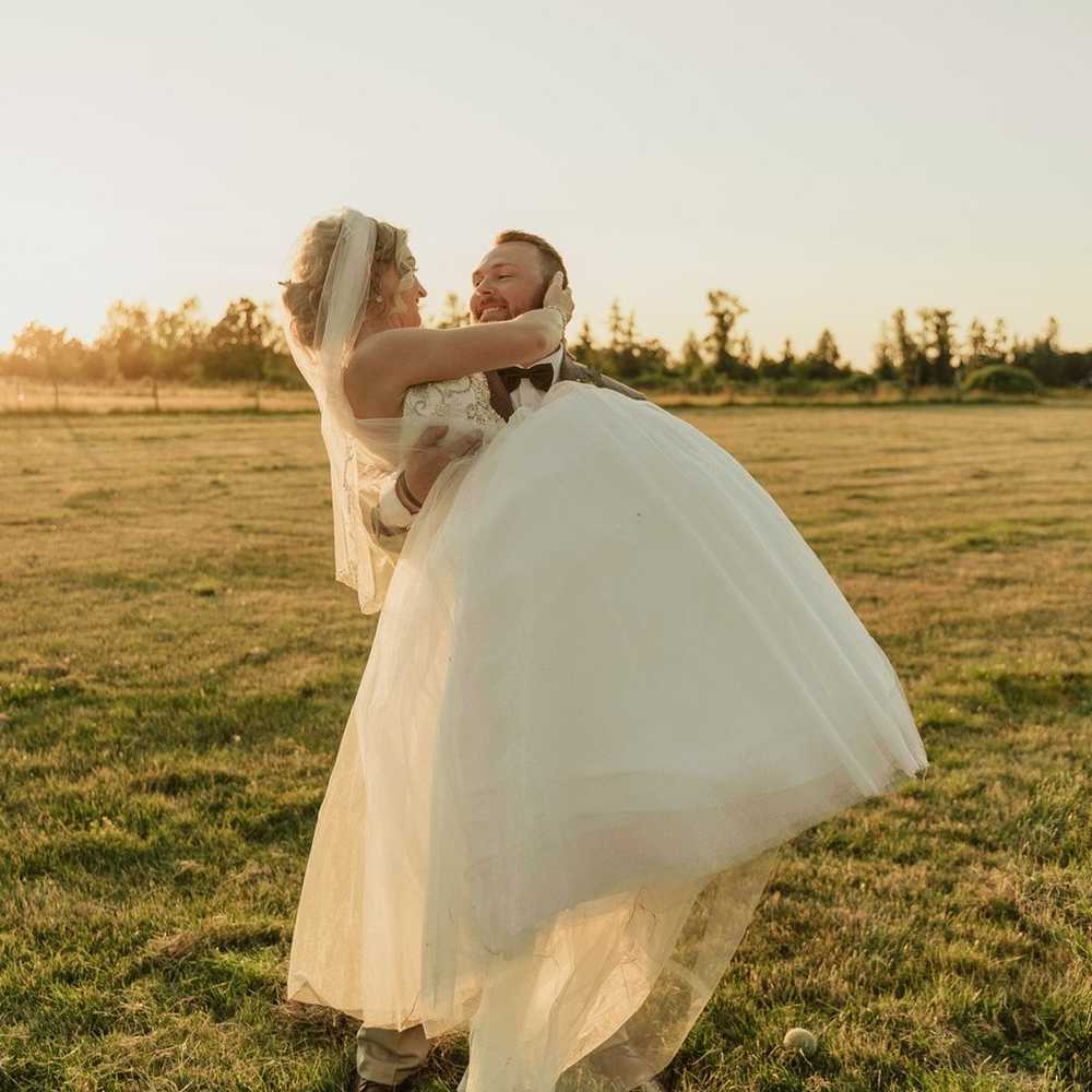 David’s Bridal Sparkly Ballgown Wedding Dress, si… - image 6