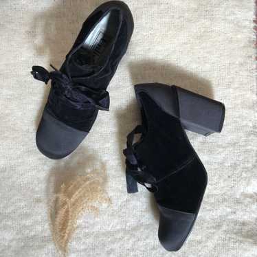 vintage black velvet shoes / gothic lace up velve… - image 1