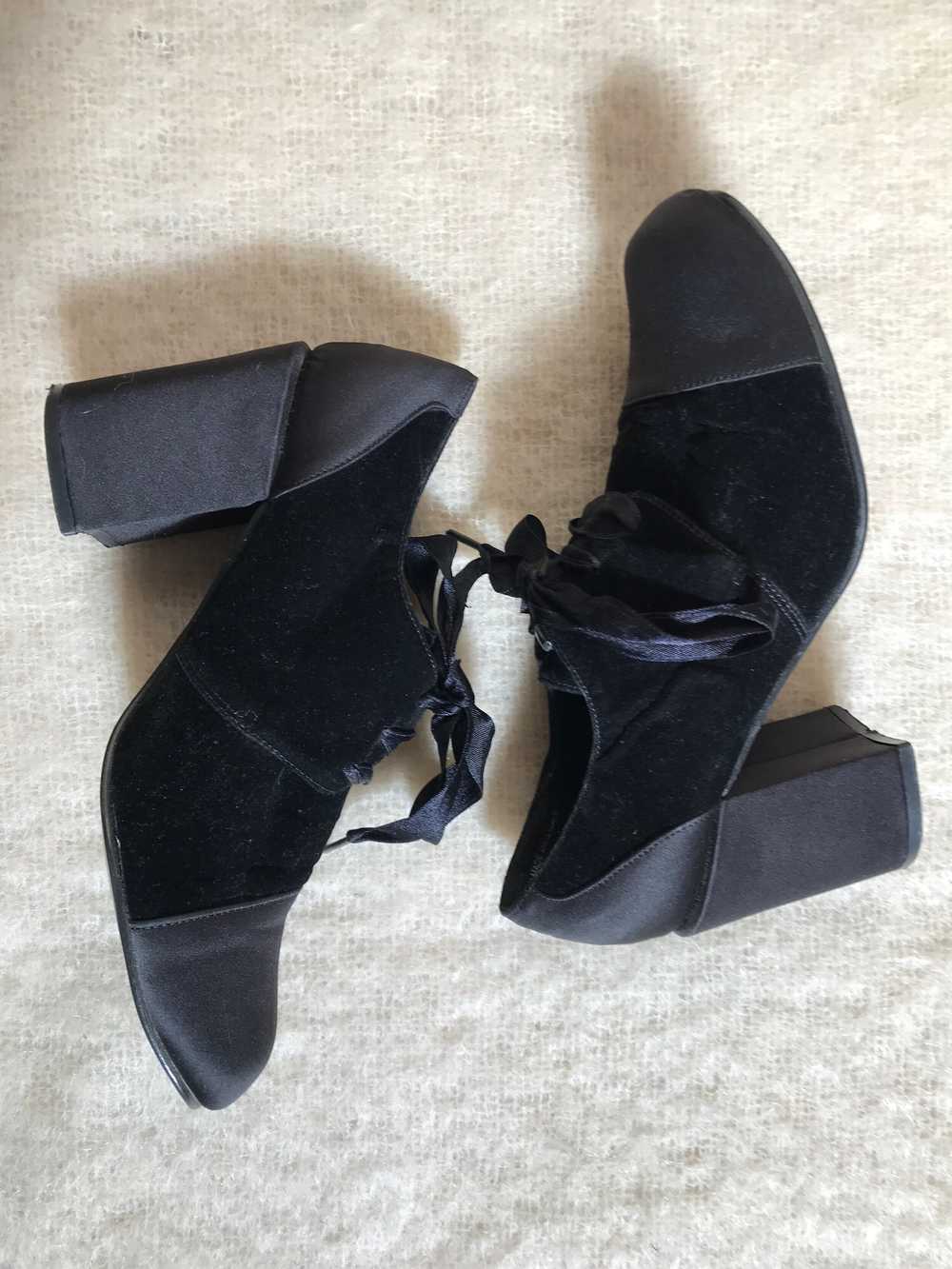 vintage black velvet shoes / gothic lace up velve… - image 2