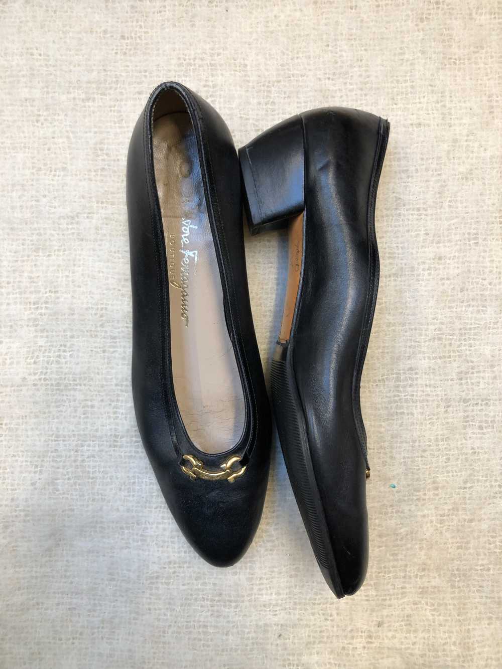 vintage Ferragamo shoes / black leather kitten he… - image 3