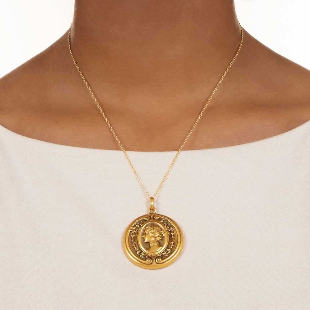 Victorian/Art Nouveau Gold Locket - image 3