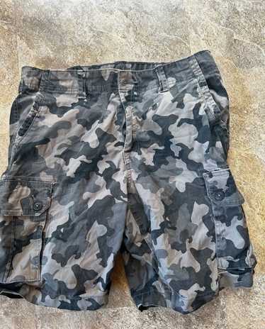 Old Navy Men’s gray camo cargo shorts