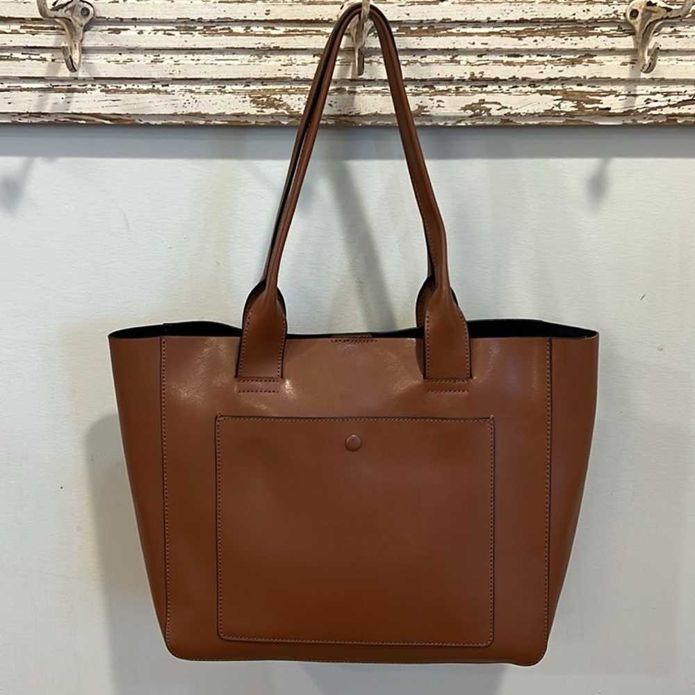 Banana Republic NWOT LEATHER LARGE EAST-WEST TOTE - image 2