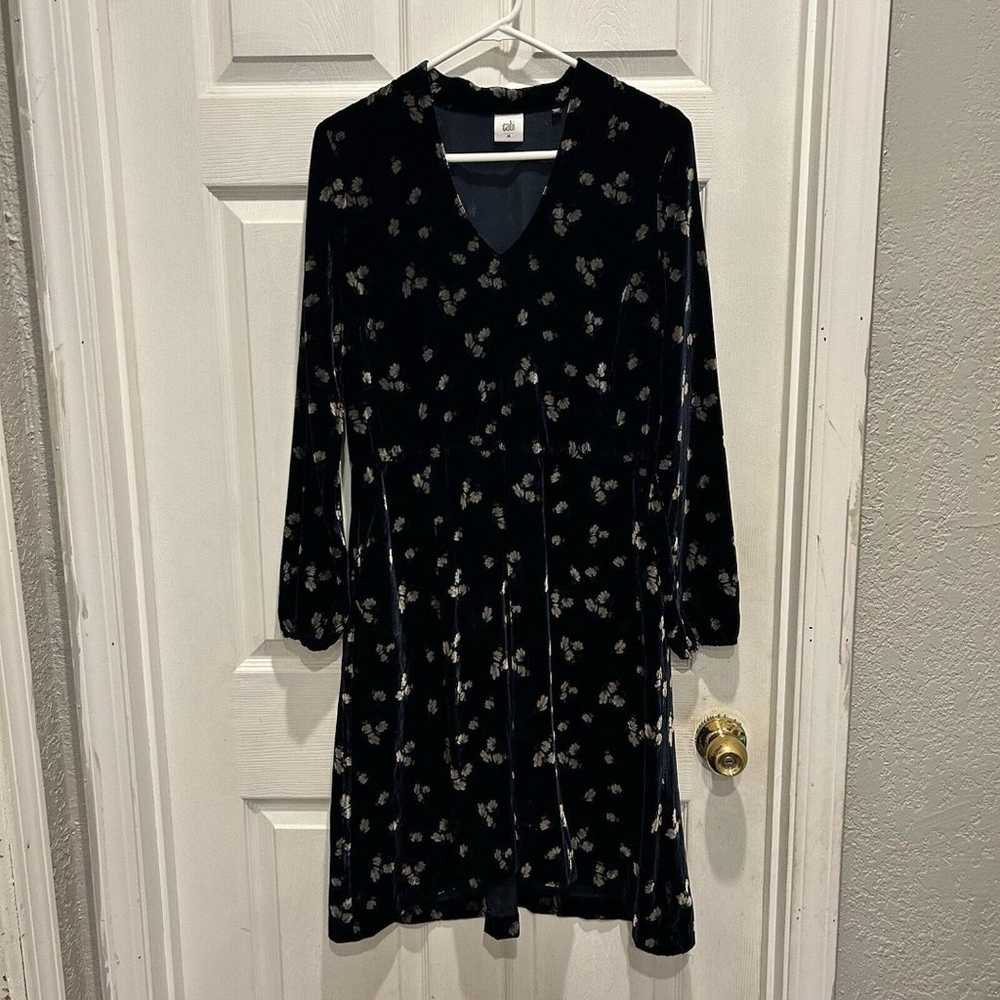 Cabi Floral Velvet Long Sleeve V-Neck Dress in Na… - image 1