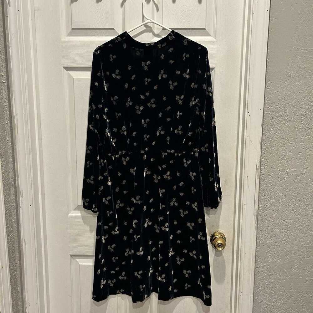 Cabi Floral Velvet Long Sleeve V-Neck Dress in Na… - image 6