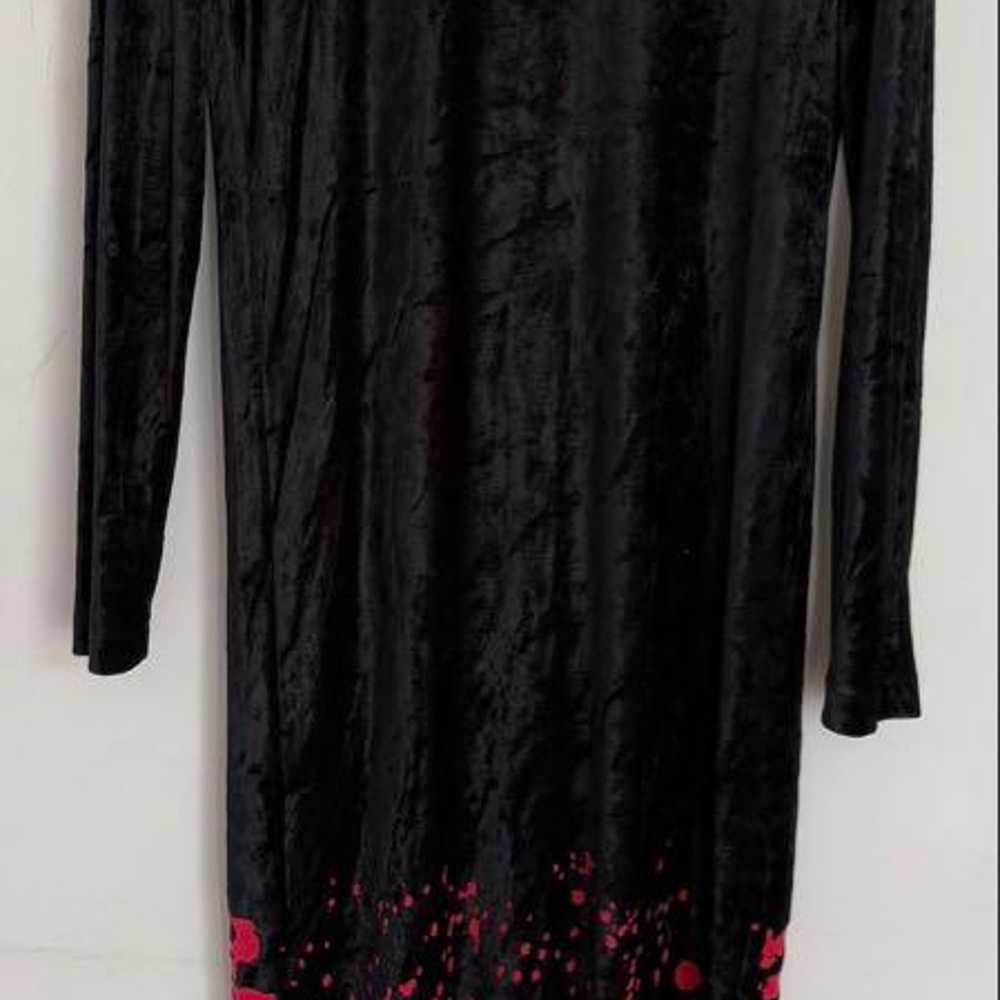 A long dress with a black and red gradient. - image 2