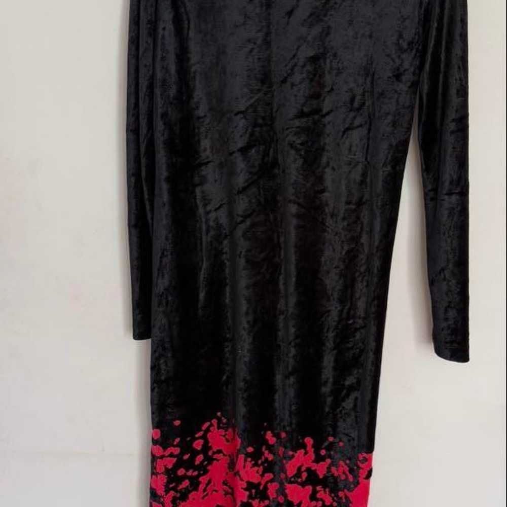 A long dress with a black and red gradient. - image 3