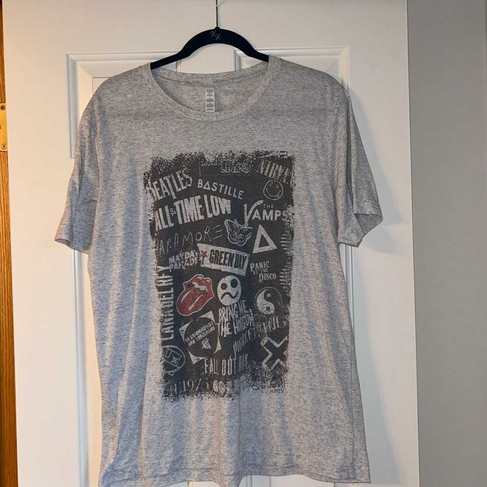 Womens graphic tees size large - image 2